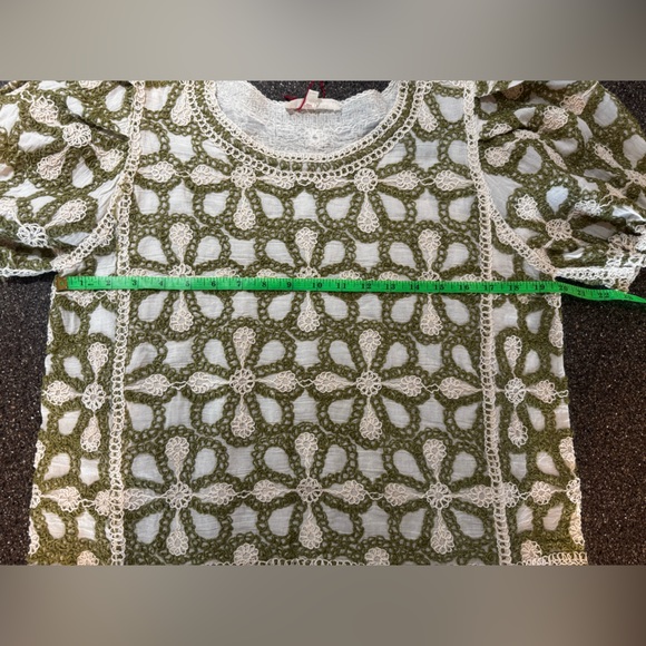 Cute cropped top. Embroidery accents. - Picture 3 of 5